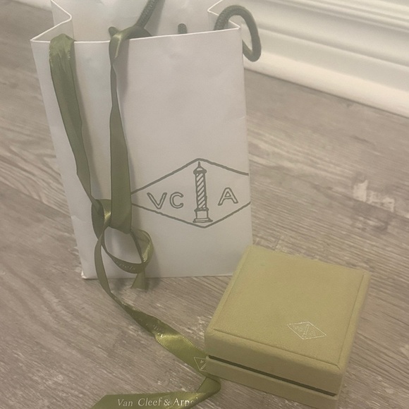 Van Cleef & Arpels Other - Van Cleef & Arpels Green and White Gift Set